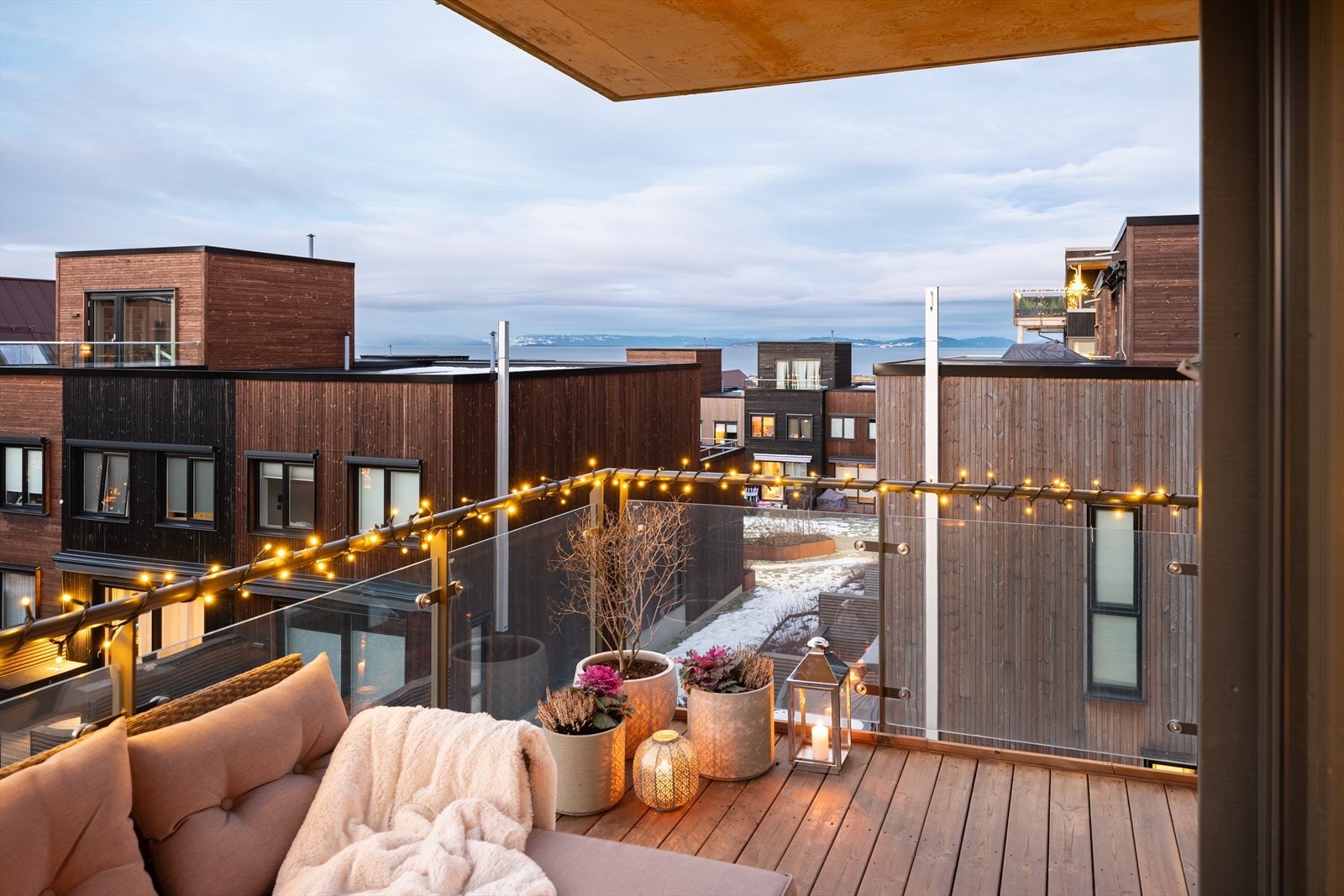 Leiligheten har en god beliggenhet i feltet, med minimal innsyn fra naboer. Fra leiligheten kan du skimte Trondheimsfjorden. Her får du en rekke moderne fasiliteter som p-plass i kjeller med elbillader, heis i bygget, fjernvarme og balansert ventilasjon. Galleribilde