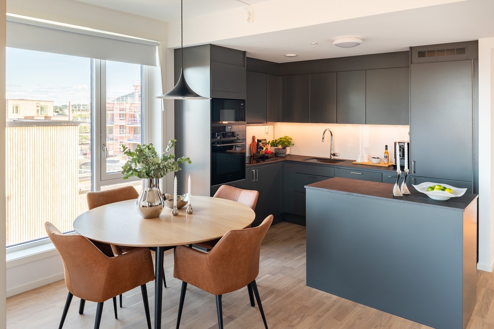 Det er gjort en rekke gode oppgraderinger fra standardvalg, hvorav selger har gjort tilvalg for ca. 340.000,-. Galleribilde