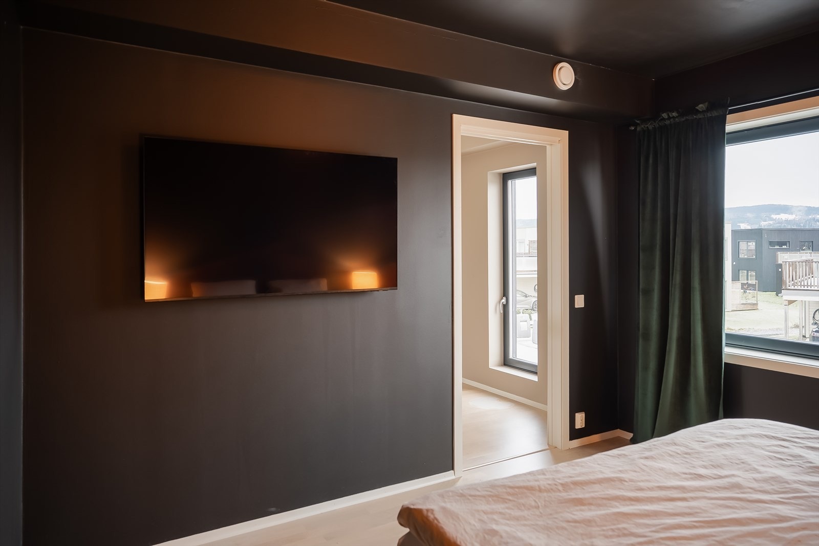 På tvers av soverommet finner man boligens hovedbad. Galleribilde