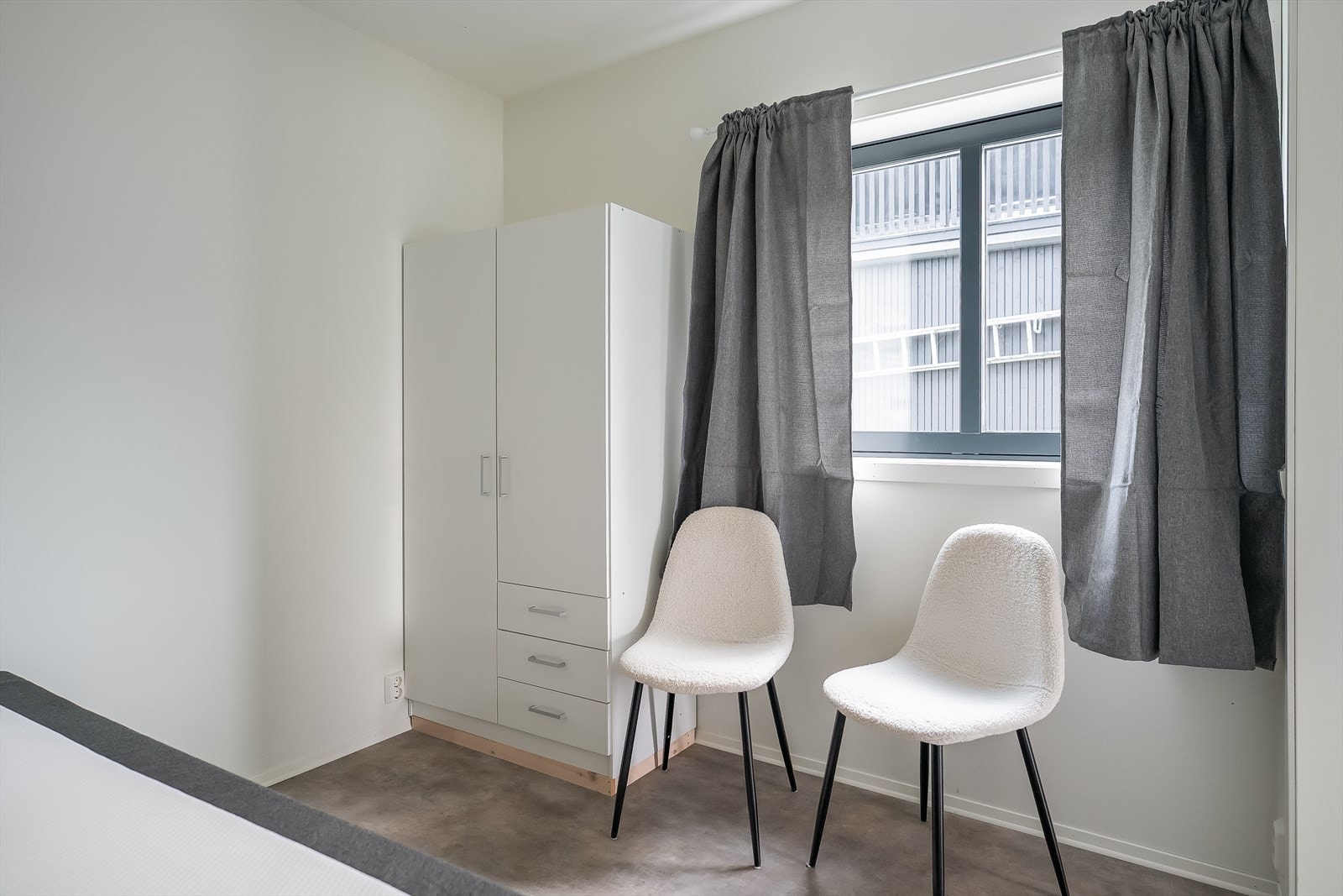 I likhet med resten av leiligheten har soverommet rause vindusflater som slipper inn godt med dagslys. Galleribilde