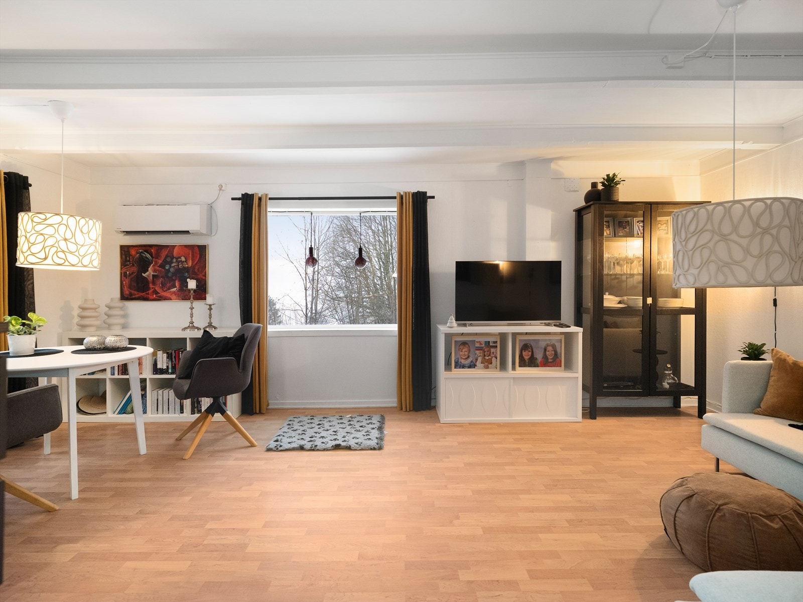 Effektiv oppvarming med både varmepumpe og vedovn Galleribilde