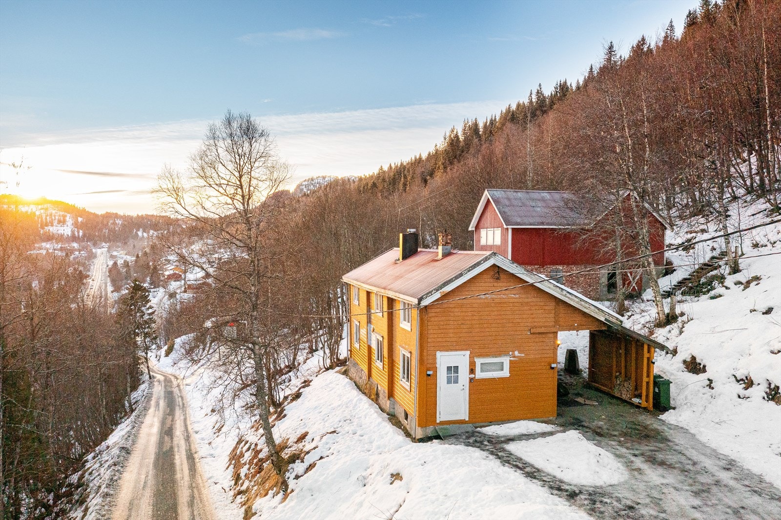 Beliggende for seg selv med nydelig utsikt nedover dalen Galleribilde