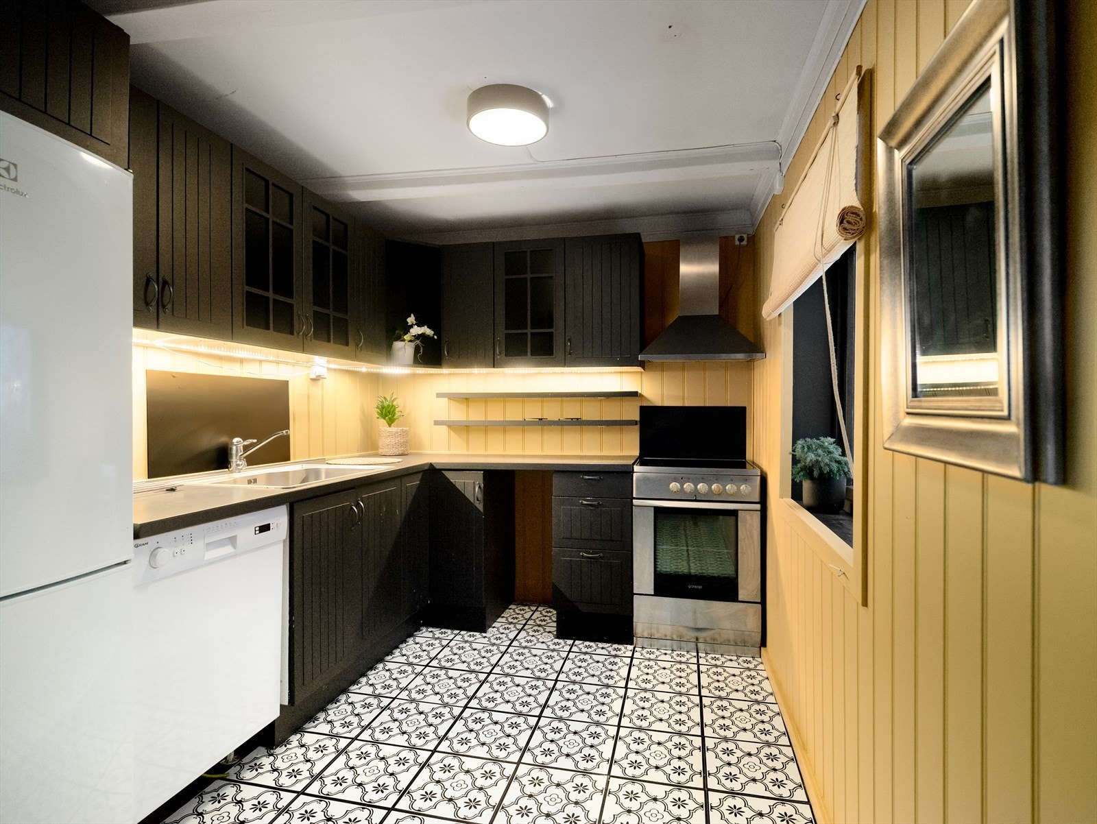 Kjøkkenet er praktisk adskilt fra stuen Galleribilde