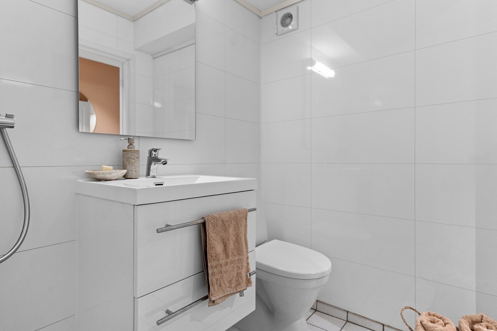 - Badet måler 3 m² og har behagelig gulvvarme - Galleribilde