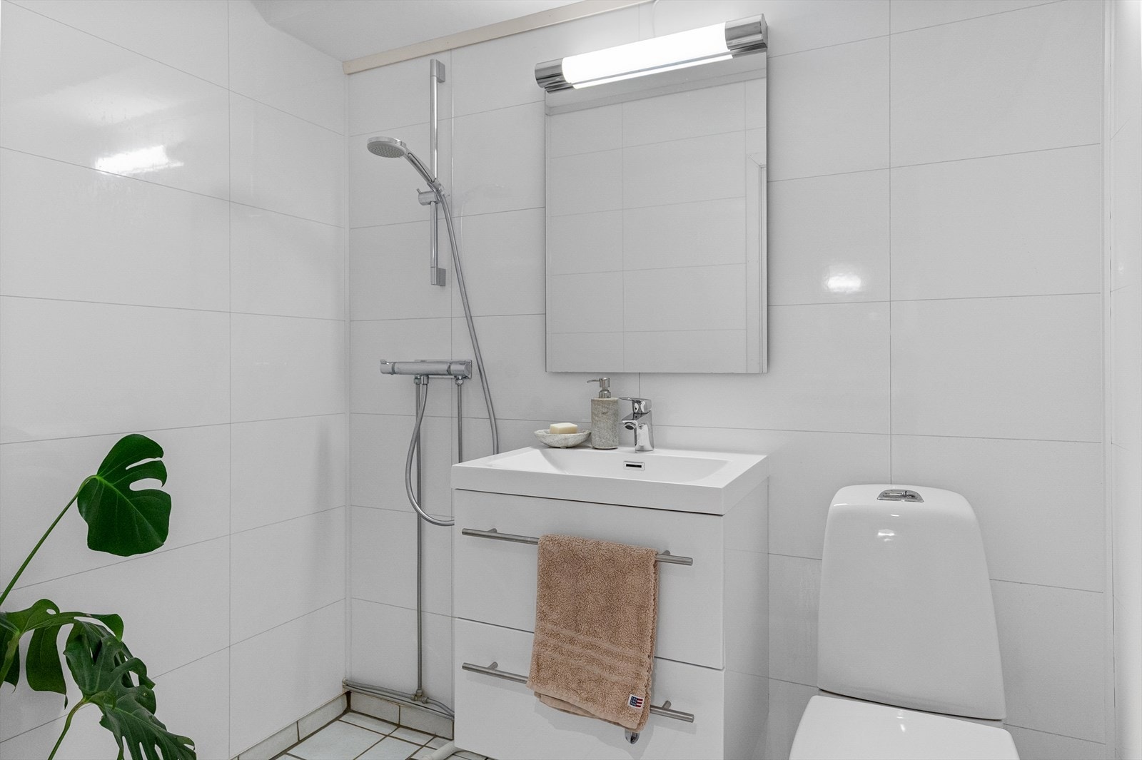 - Badet inneholder toalett, servant med innredning og dusjgarnityr - Galleribilde