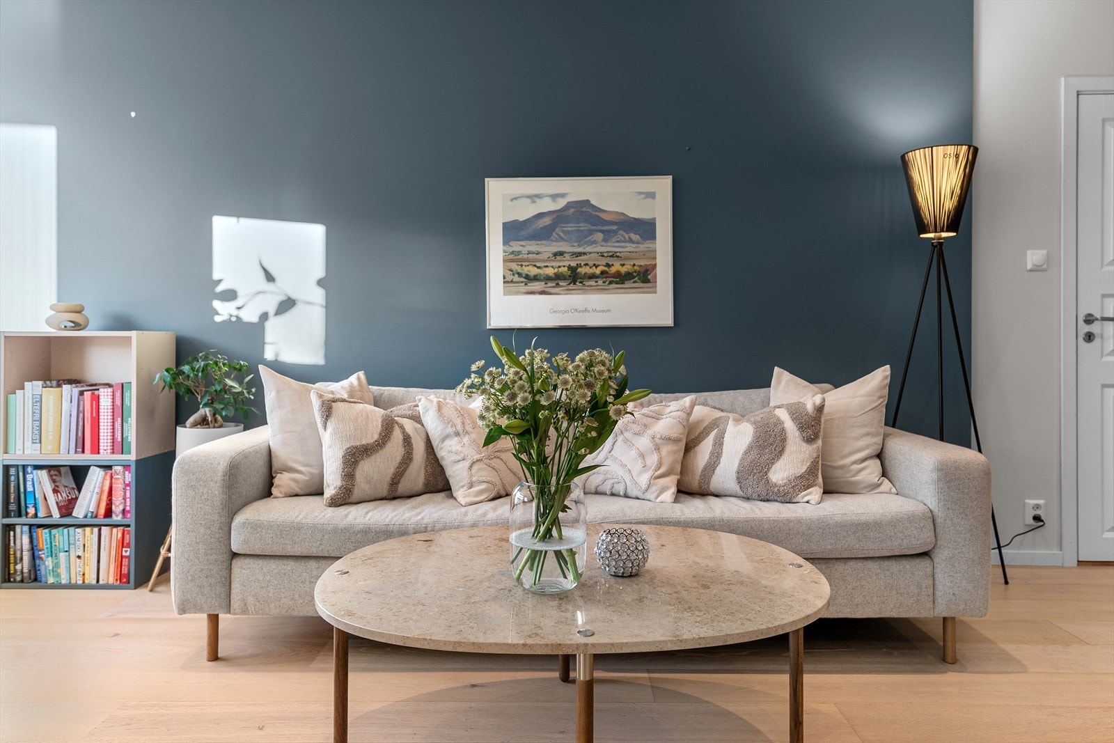 - Stuen kan enkelt møbleres etter eget ønske. I 2022 ble alle overflater malt - Galleribilde