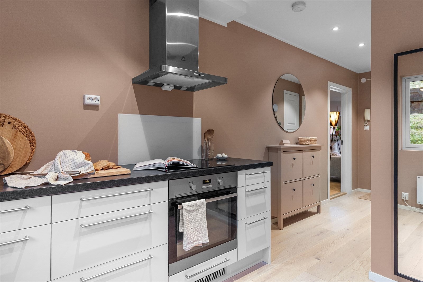 - Leiligheten er malt i lune, tidsriktige farger som gjør det enkelt for deg å sette ditt eget preg på boligen - Galleribilde