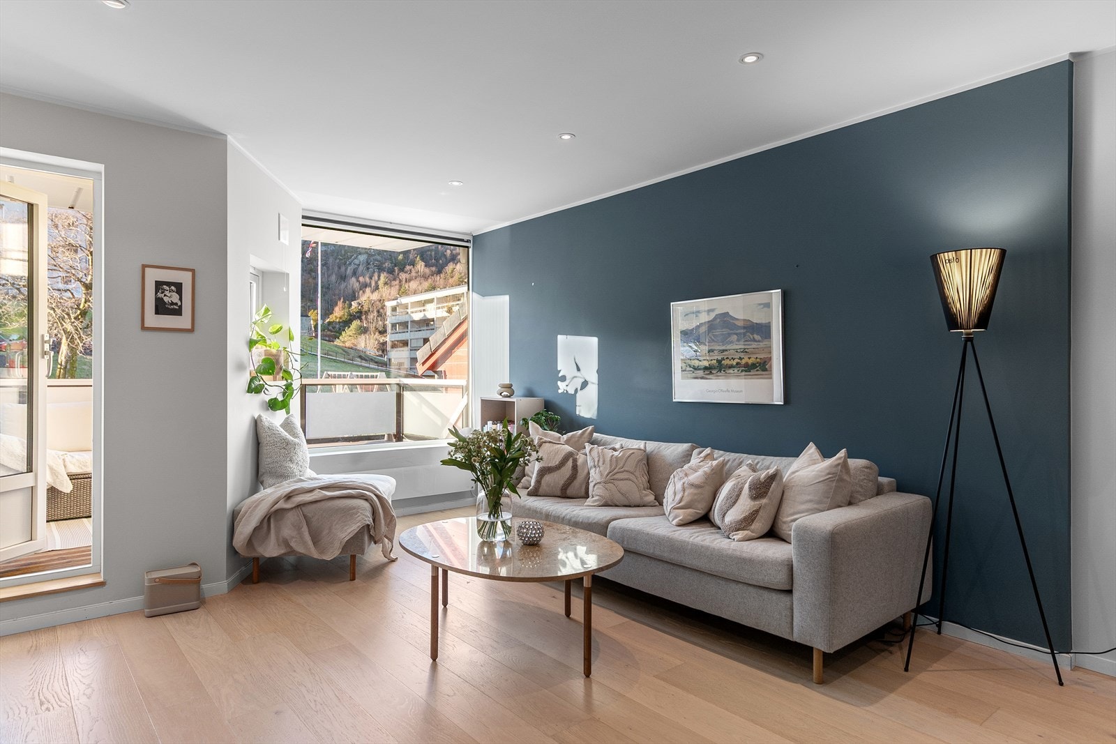 - Innvendig måler boligen 54 m² og inneholder entré, stue, kjøkken, soverom, bad og bod - Galleribilde