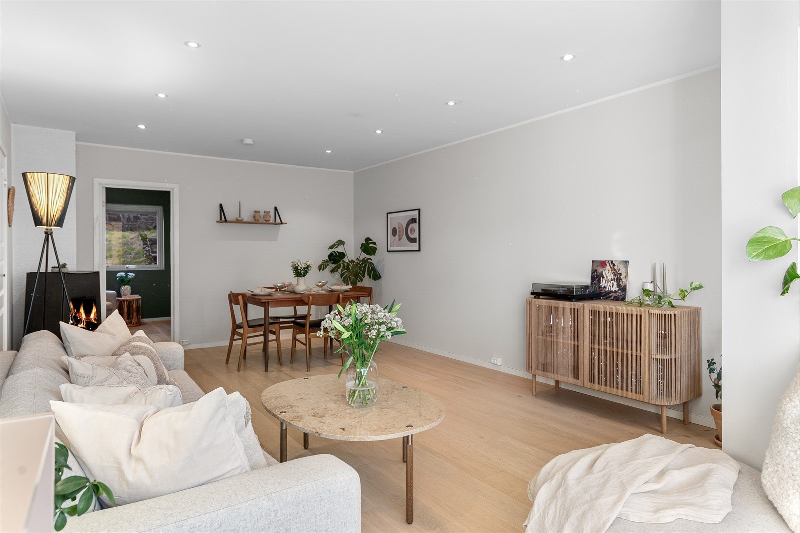 - Her har du god plass til sofa og spisebord i hver sin naturlige sone - Galleribilde