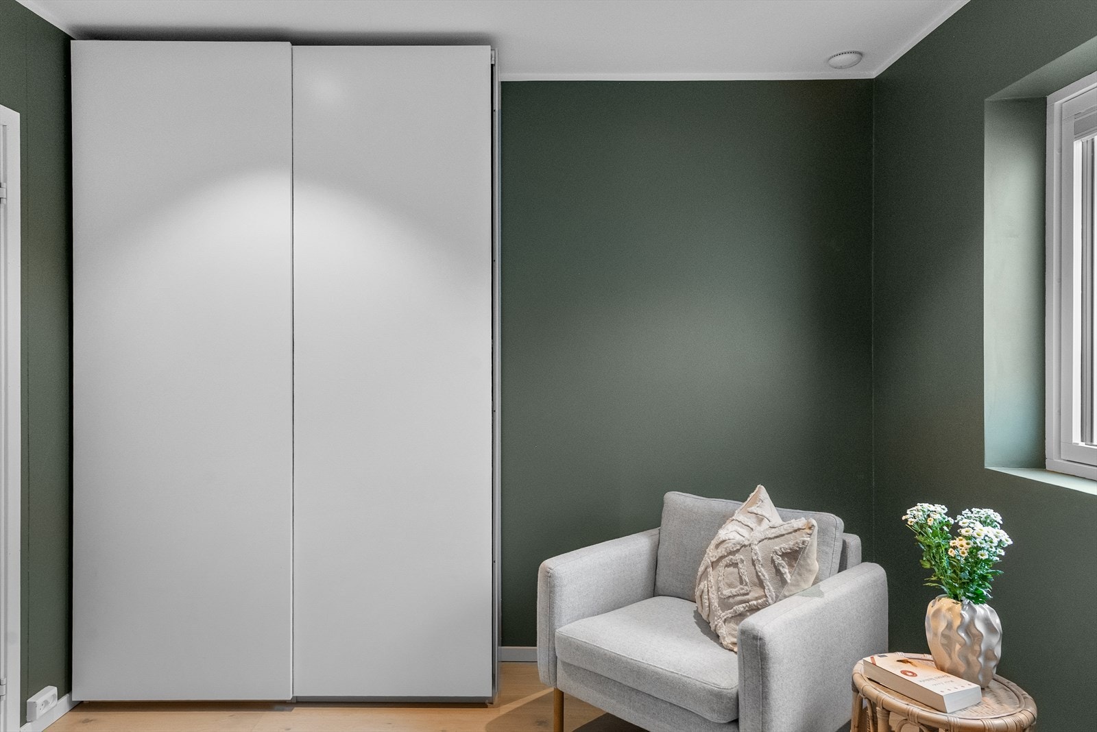 - Praktisk garderobeskap som medfølger handelen helt kostnadsfritt - Galleribilde