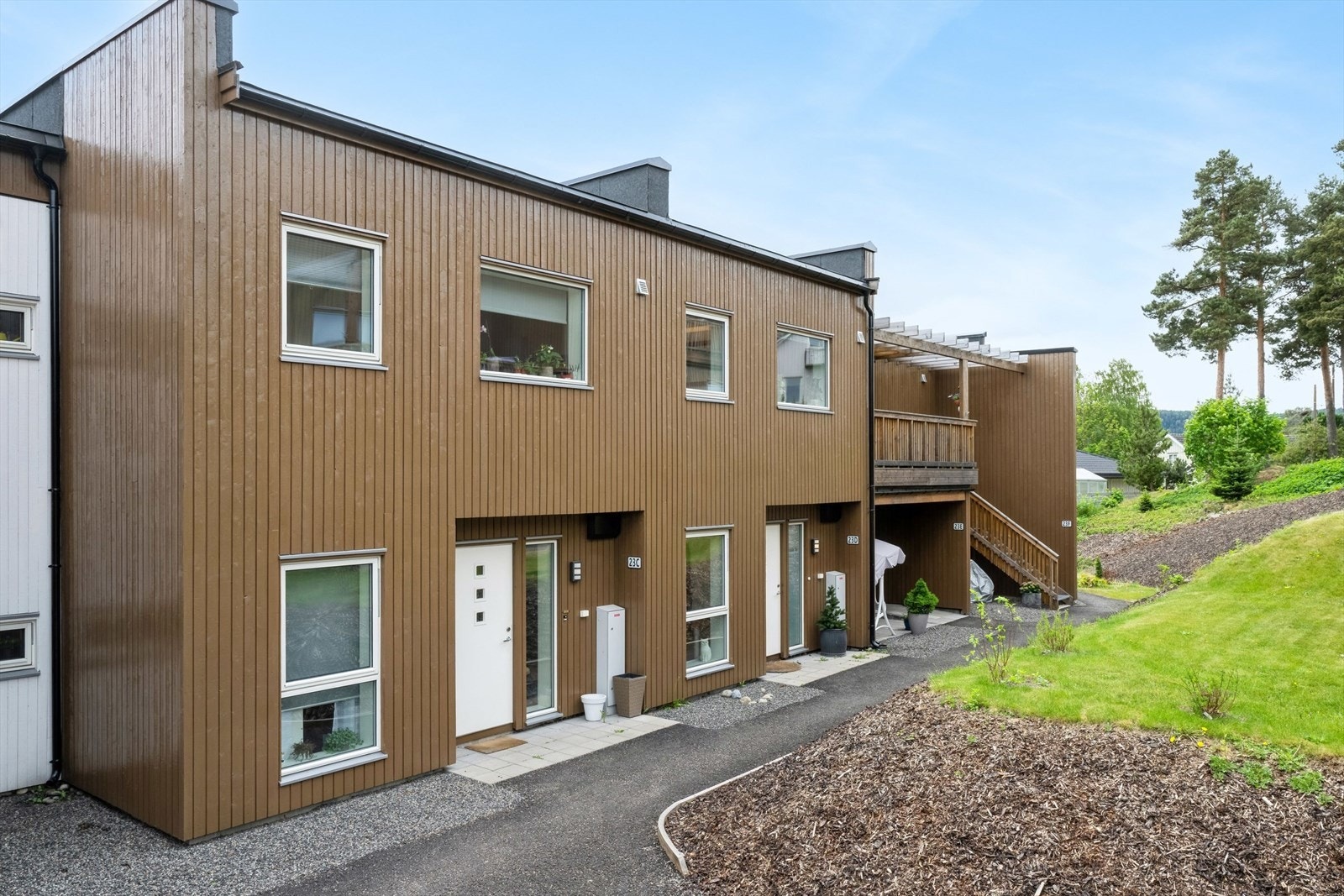 Velkommen til Tandbergåsen 23D! Boligen har en attraktiv beliggenhet på populære Tandbergåsen, like utenfor Sande sentrum. Galleribilde