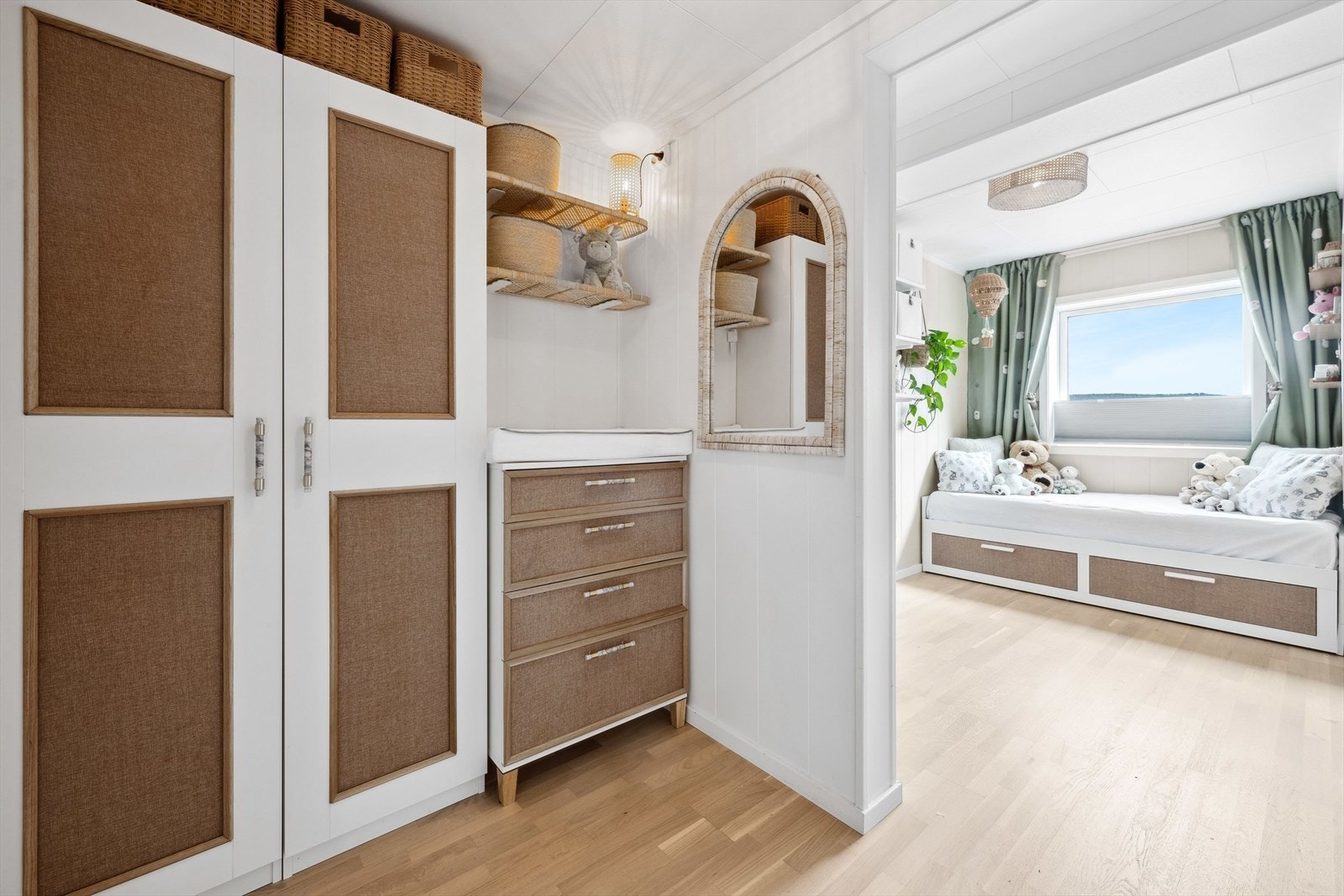 Soverom 2 har gode lysforhold, oppbevaringsløsninger, god plass til seng og utstråler en behagelig atmosfære for avslapning og hvile. Galleribilde