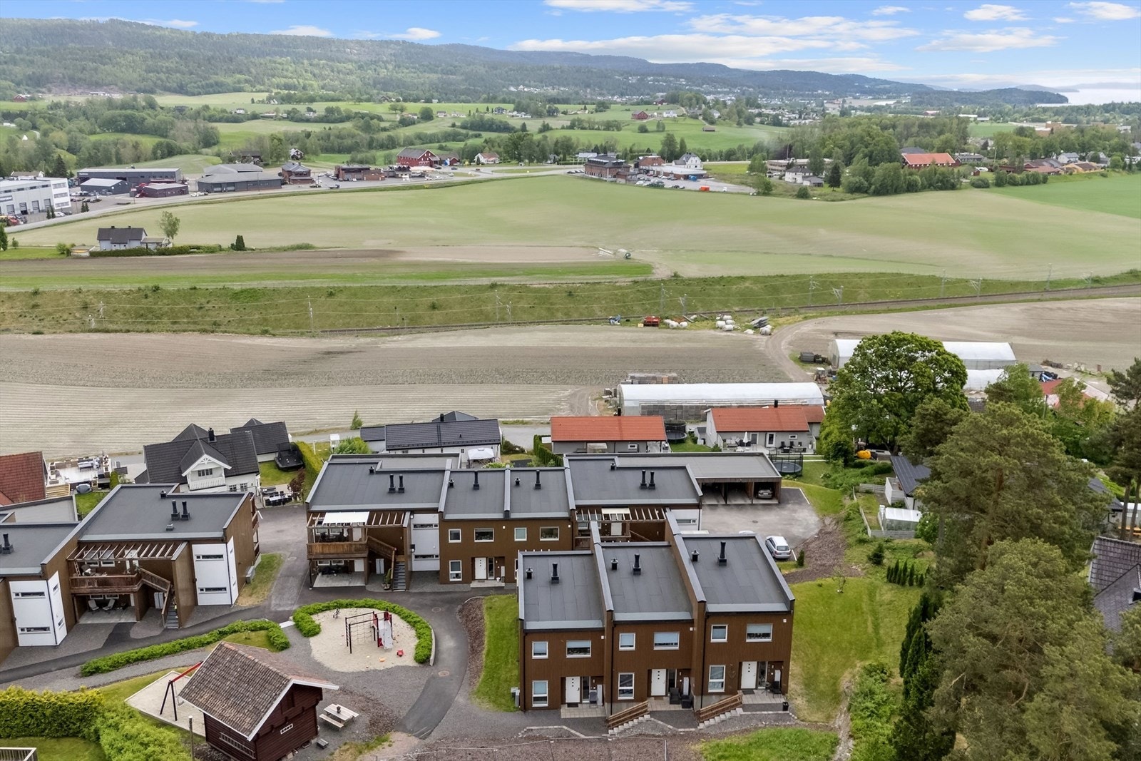 Fra Sande stasjon går det hyppige avganger mot både Drammen og Oslo, samt sørover til byene i Vestfold og Telemark. Galleribilde