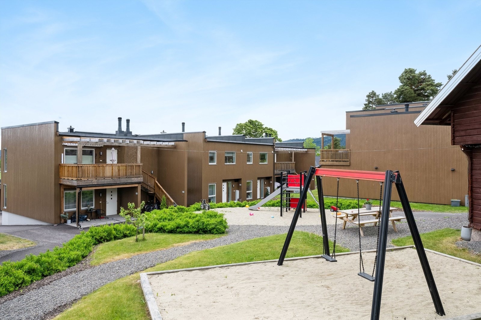 Felles tomt for sameiet, opparbeidet felles tomt med asfalterte veier og gangstier. Lekeplass og beplantet. Galleribilde