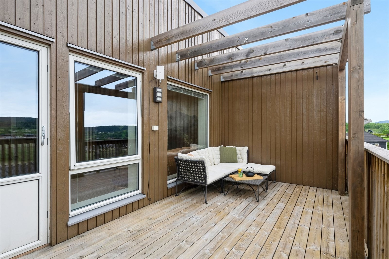 Fra stuen er det direkte utgang til en hyggelig terrasse med god plass til utemøblement. Galleribilde