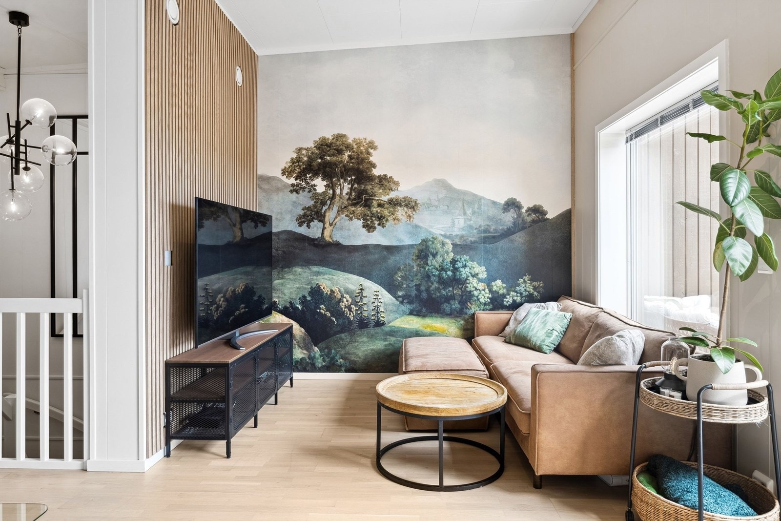 Stuen er lys og innbydende med parkett på gulv og slette vegger malt i en moderne og stilren fargetone. Galleribilde