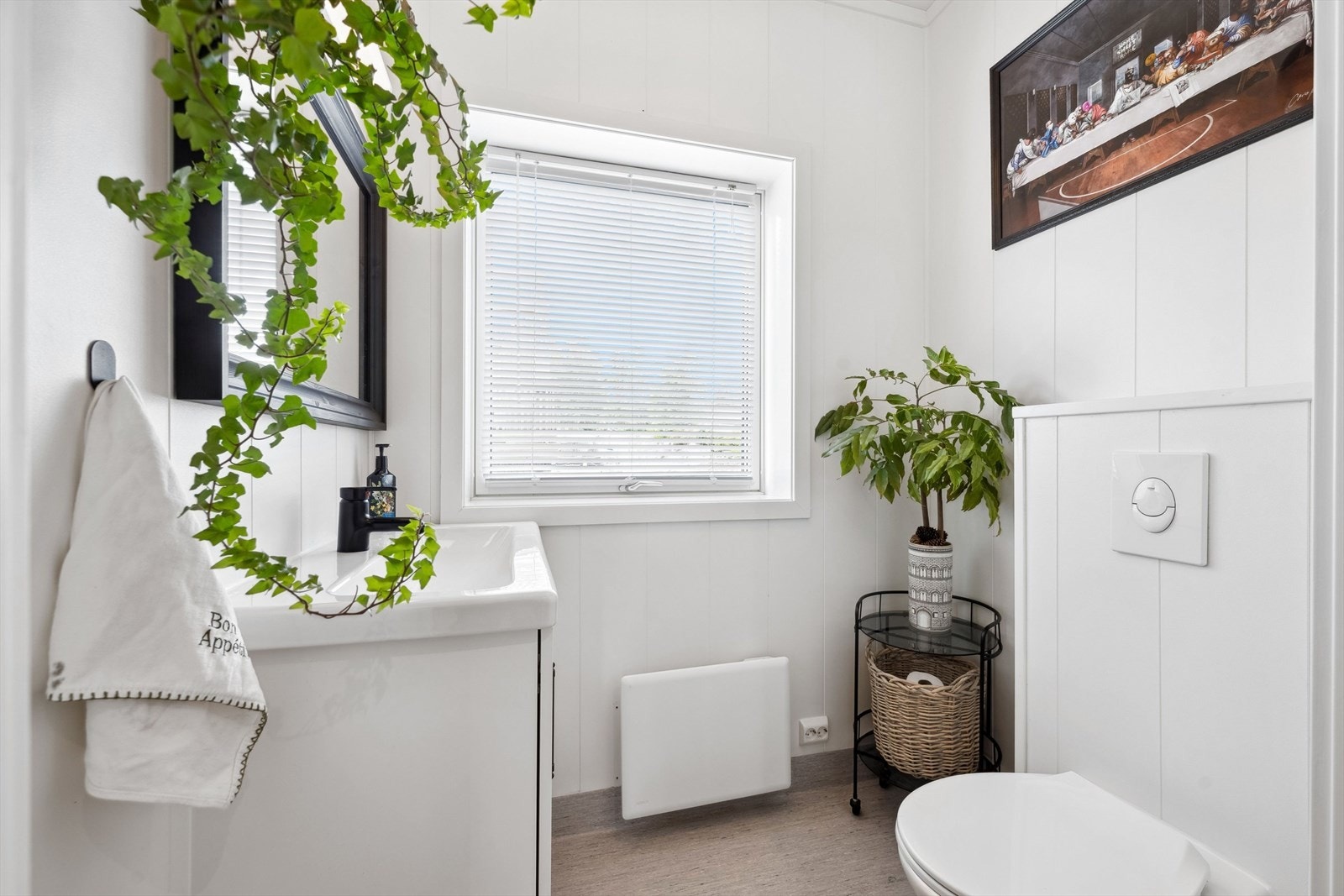 I tillegg har boligen et ekstra toalettrom i 2.etasje med belegg på gulv og panel på vegger. Rommet er innredet med servantinnredning og vegghengt toalett. Galleribilde