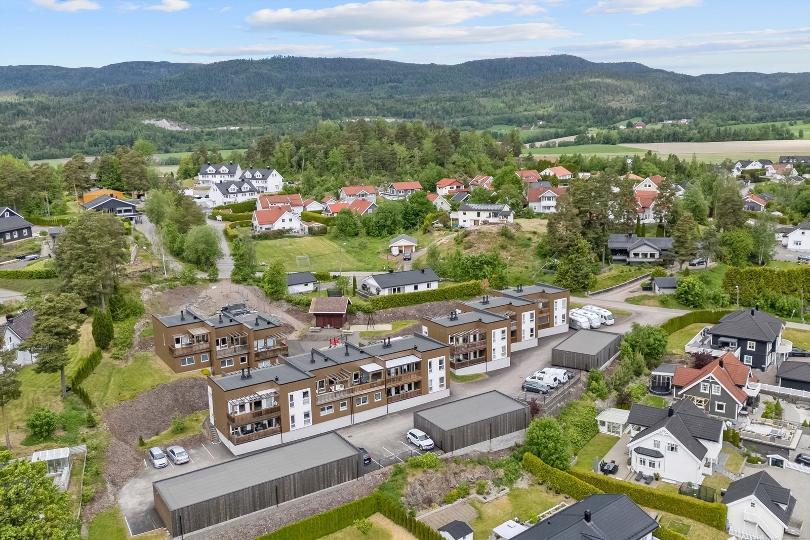 Området ligger på en liten kolle i et ellers flatt terreng, og boligen har en høytliggende og fri plassering som gir både flott utsikt og gode solforhold. Galleribilde
