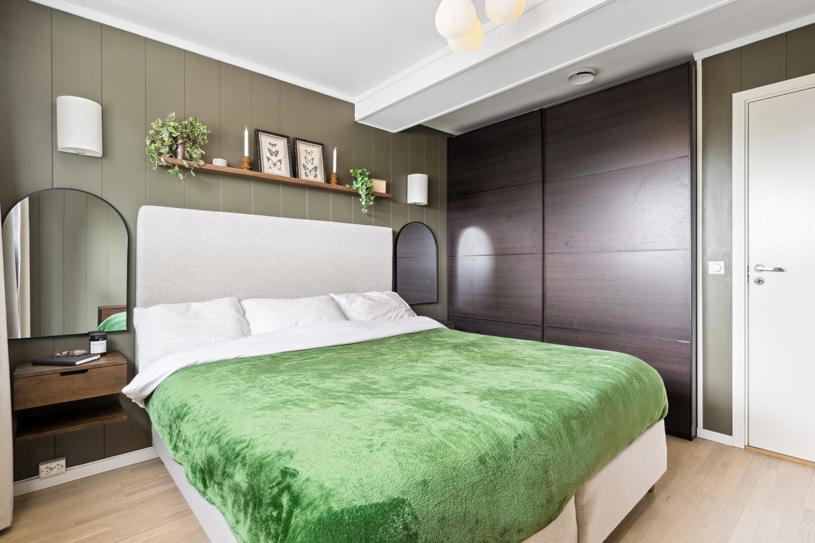 Hovedsoverommet er pent innredet og er malt i en trendy fargepalett, som gir rommet en behagelig og lun stemning. Galleribilde