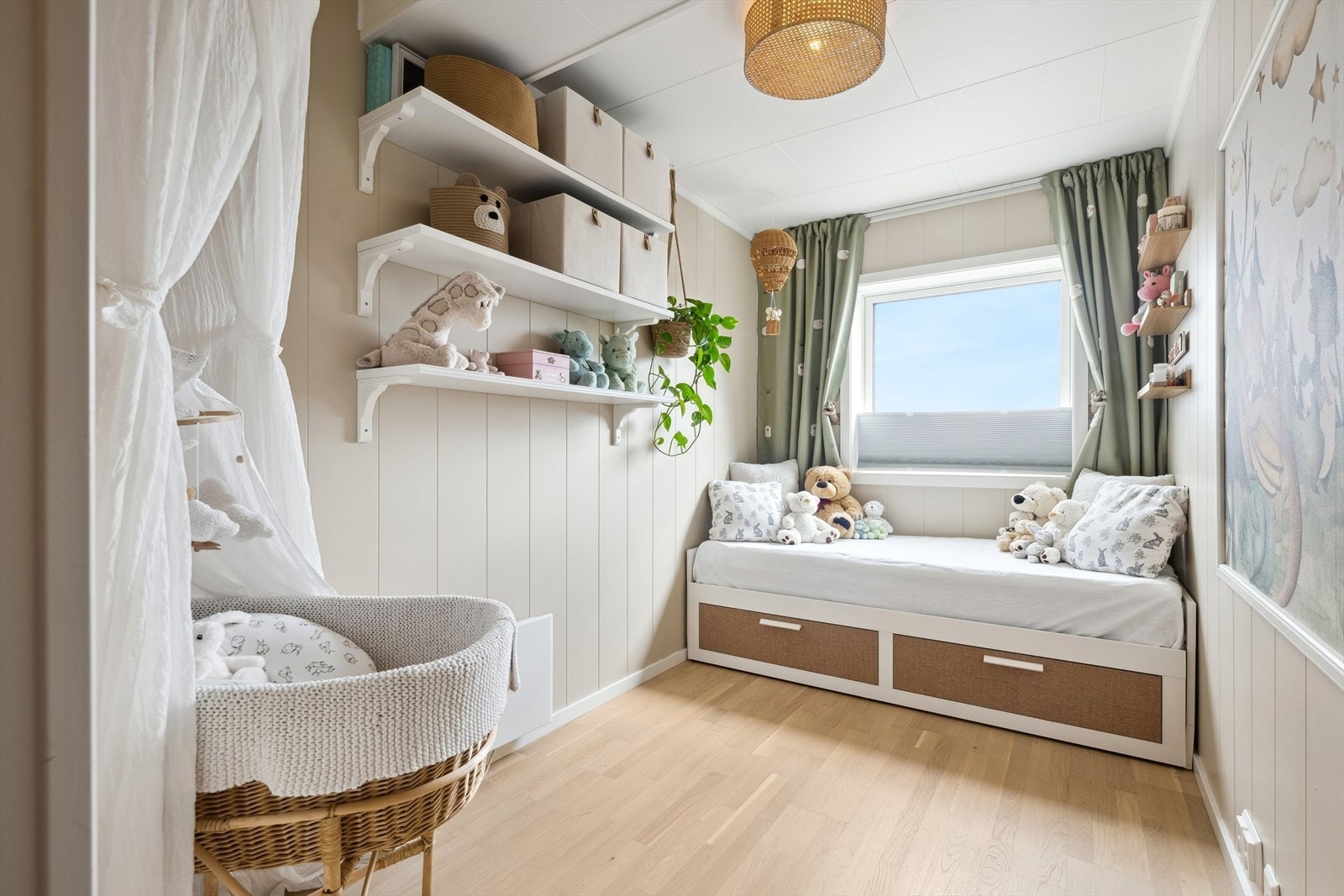 Boligen går over to plan og har 3 soverom av god størrelse. Galleribilde