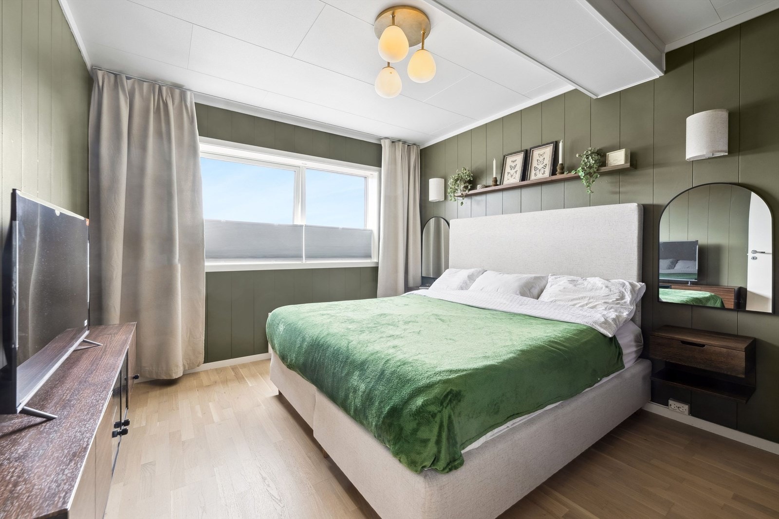 Soverommet er innredet med dobbeltseng med tilhørende nattbord og skyvedørsgarderobe. Galleribilde