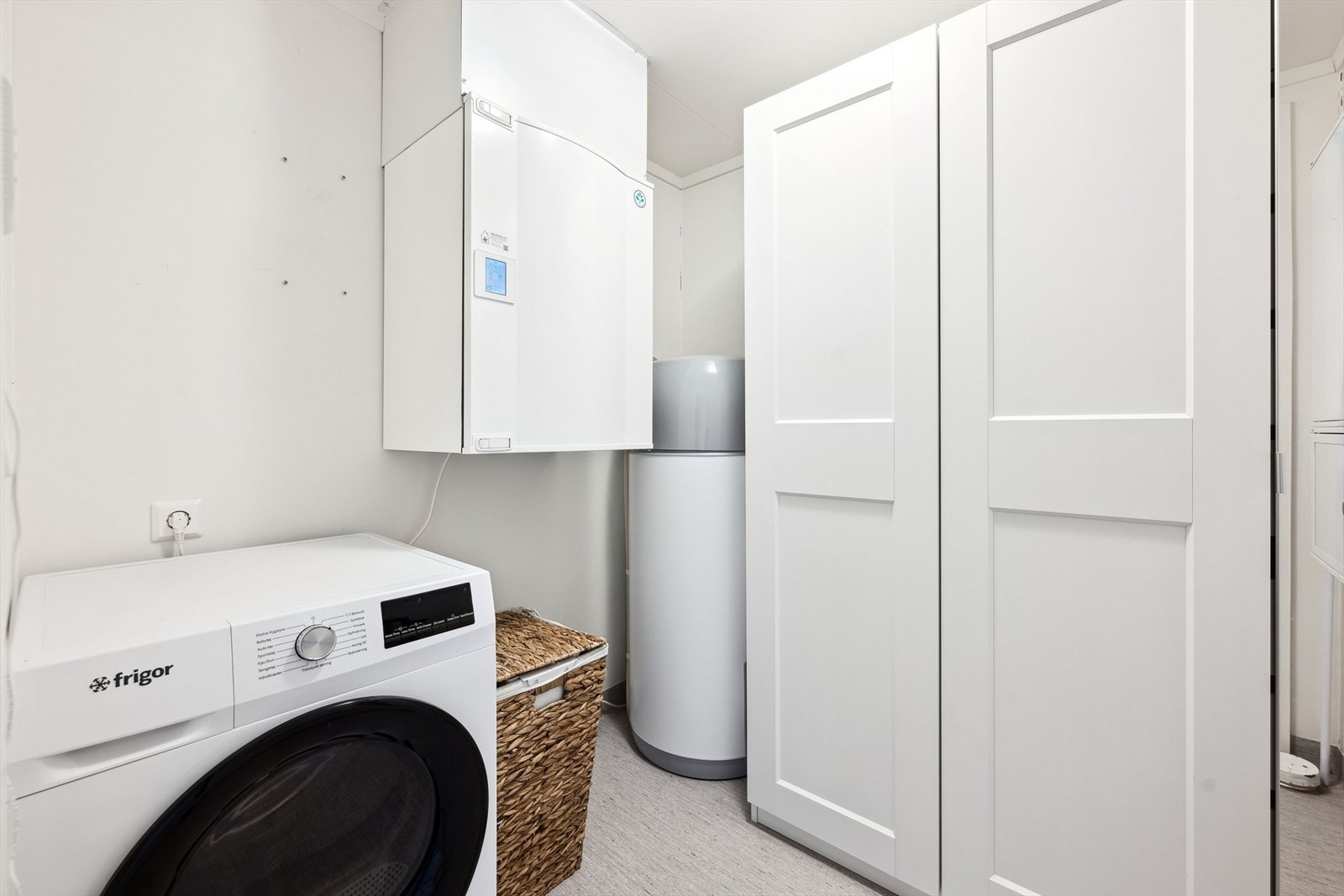 Praktisk vaskerom/teknisk rom i 1.etasje. Galleribilde