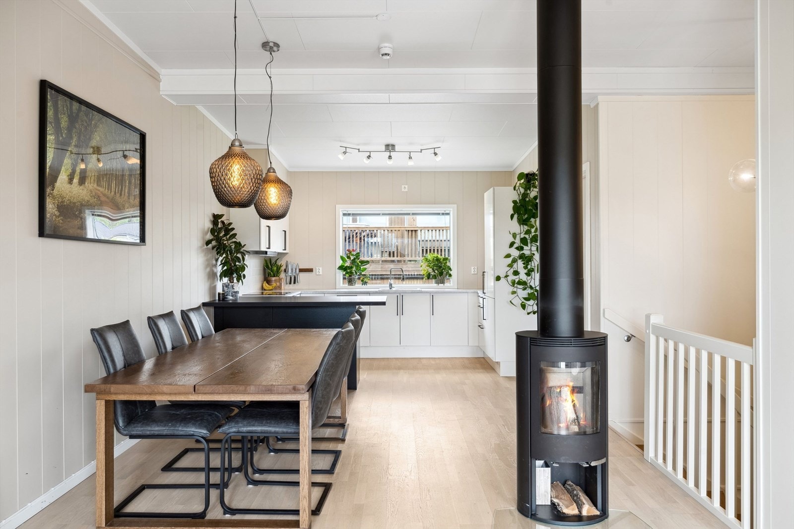 Spisebordet finner sin naturlige plassering ved kjøkkenet, der en kan invitere flere gjester til bords. Galleribilde