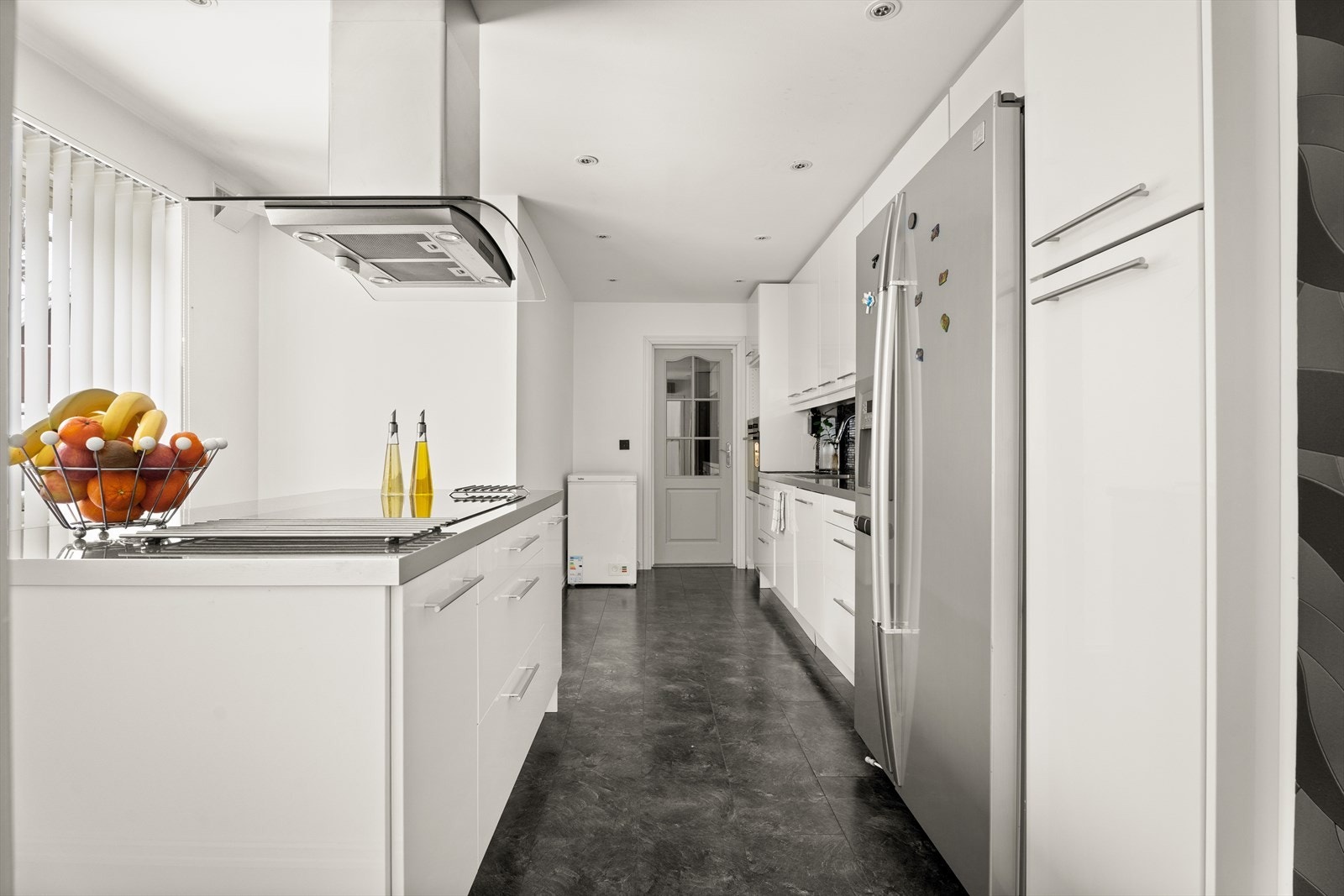 Innredningen har hvite, slette fronter og rikelig med skap- og benkeplass. Galleribilde