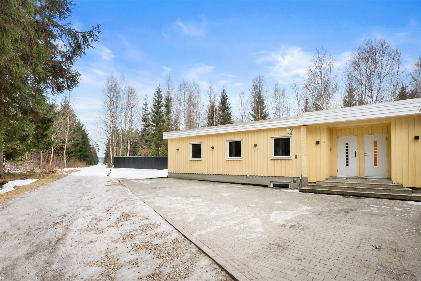 Enebolig fra 1965 med separat innredet leilighet i kjeller, beliggende i landlige og idylliske omgivelser. Galleribilde