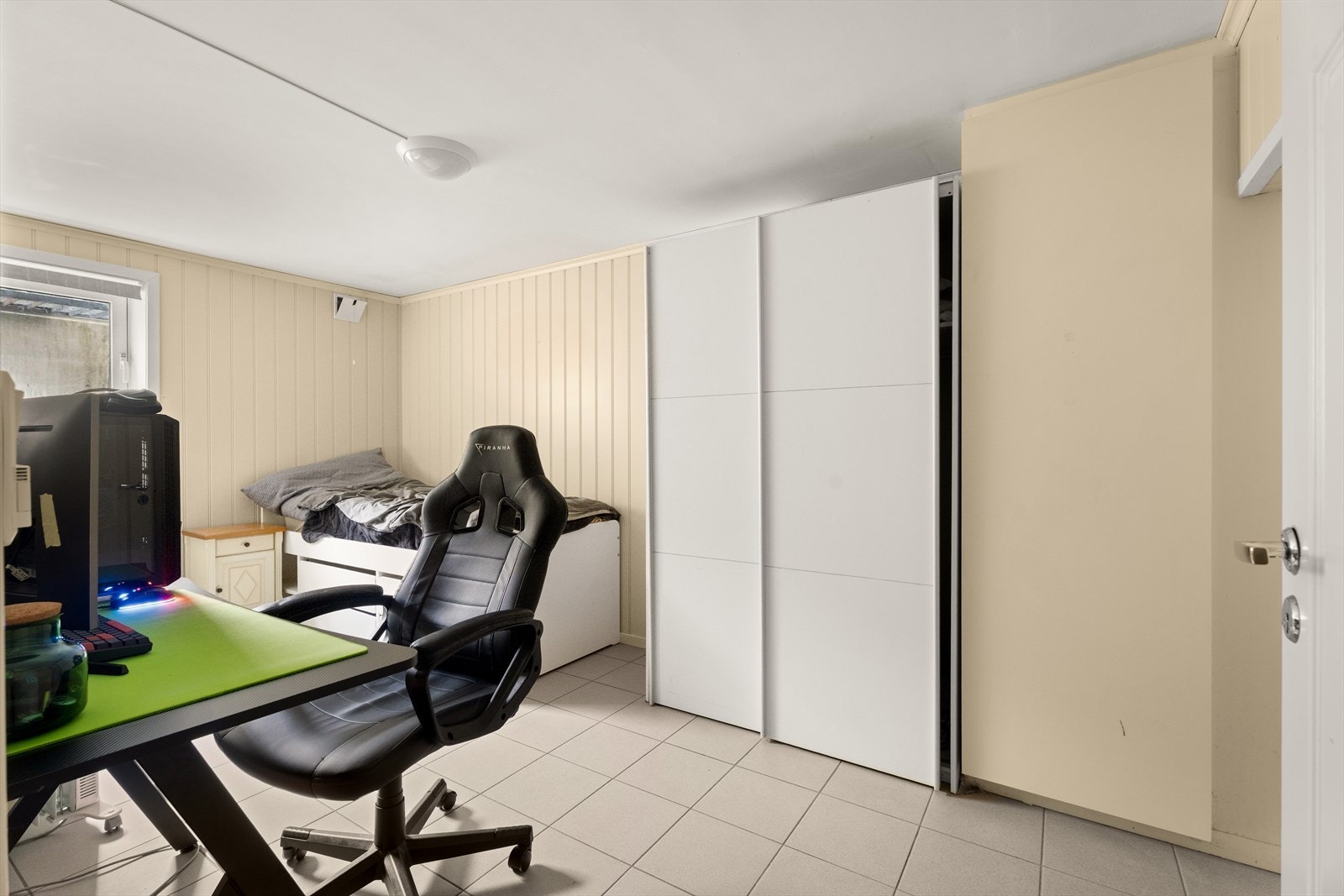 Leiligheten har tre rom som benyttes som soverom- alle med flislagt gulv. Galleribilde