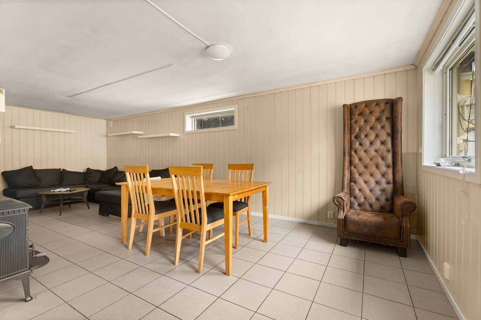 Rommet har plass til både spisebord og en sofagruppe. Galleribilde