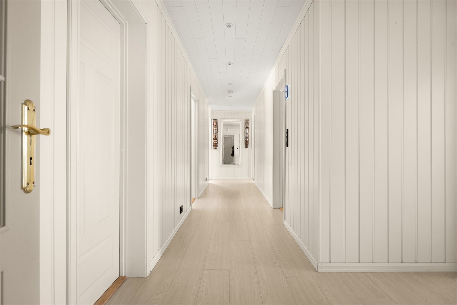 Gangen har laminat på gulvet og malte panelplater på veggene. Galleribilde