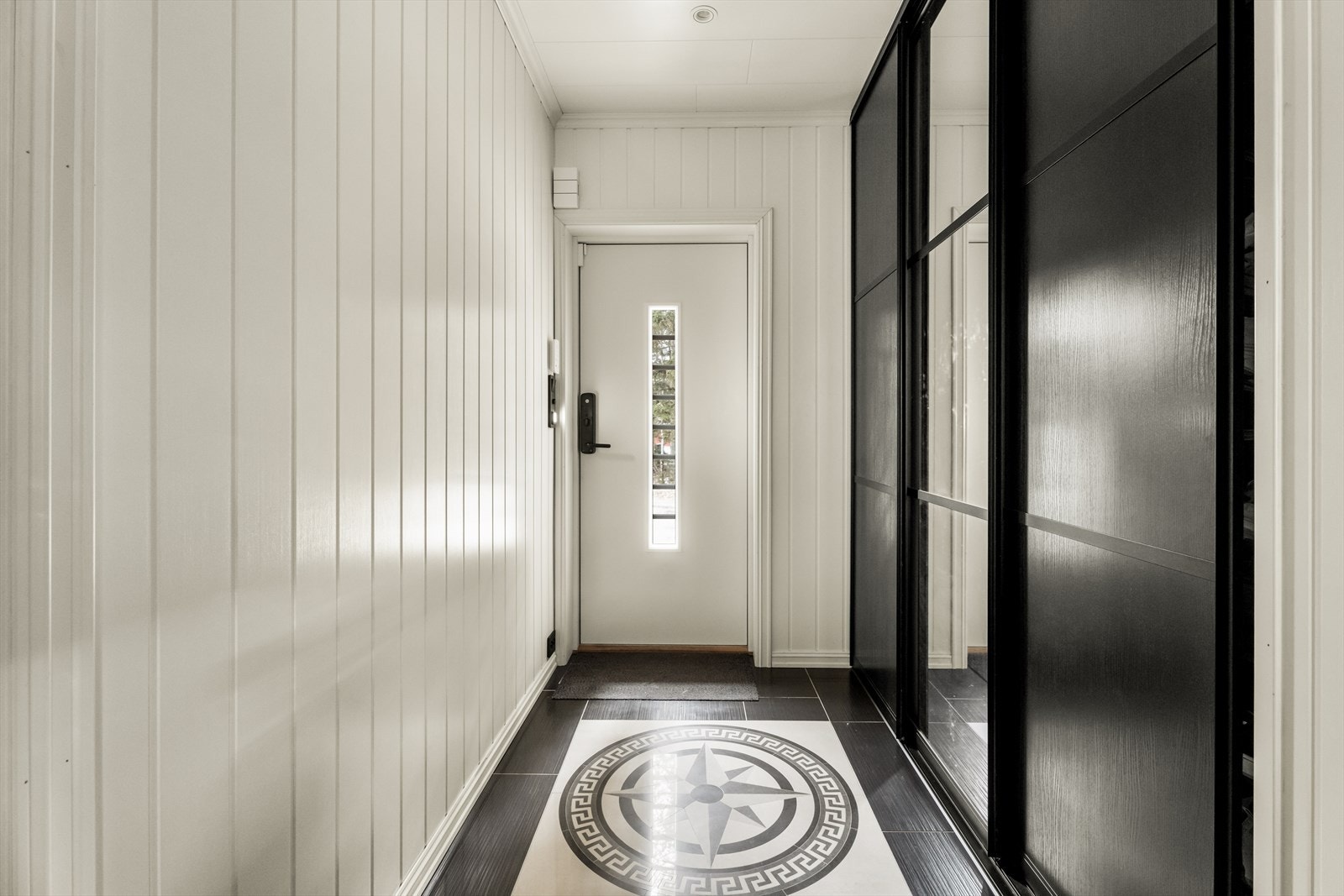 Inngangspartiet er innbydende med en malt dør med glassfelt, som ble byttet i 2012. Galleribilde