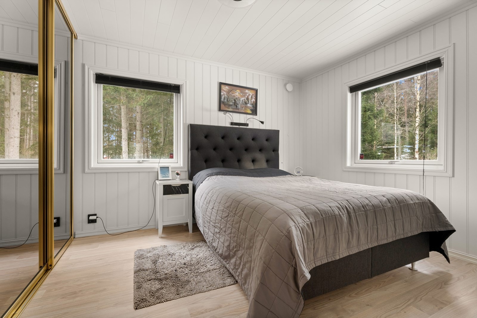 Hovedsoverommet har god plass til dobbeltseng og garderobeløsning. Galleribilde