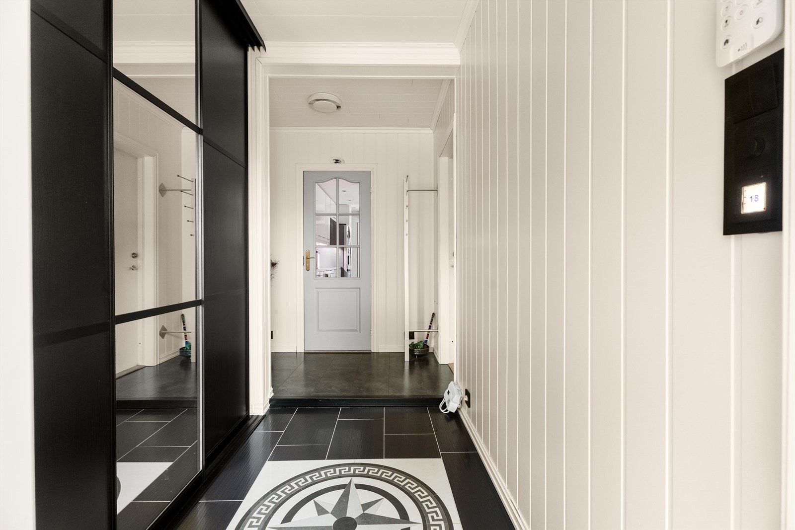 Gjennomgående bruk av panelplater på veggene gir et helhetlig inntrykk. Galleribilde