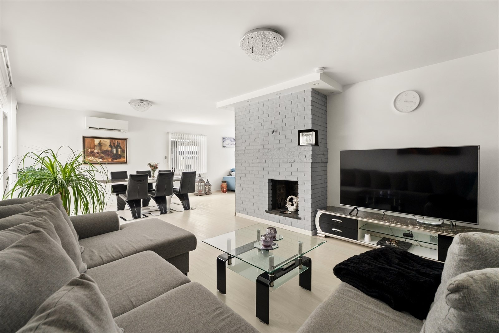 En sentralt plassert teglsteinspipe med peisovn gir varme og en hyggelig atmosfære. Galleribilde