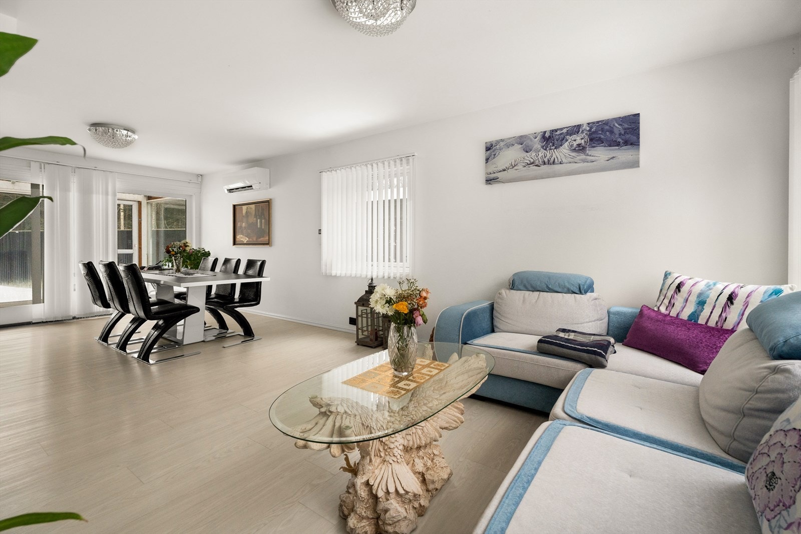 Stuen er lett å møblere og gir rom for flere sittegrupper. Galleribilde