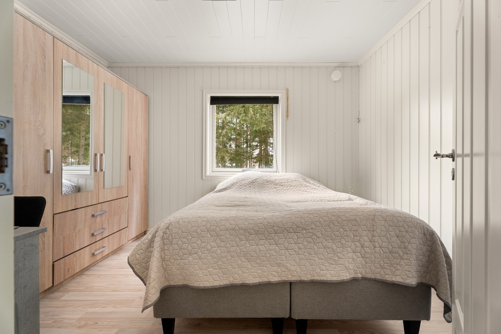 Boligen har fire soverom i hovedetasjen, alle med laminatgulv. Galleribilde