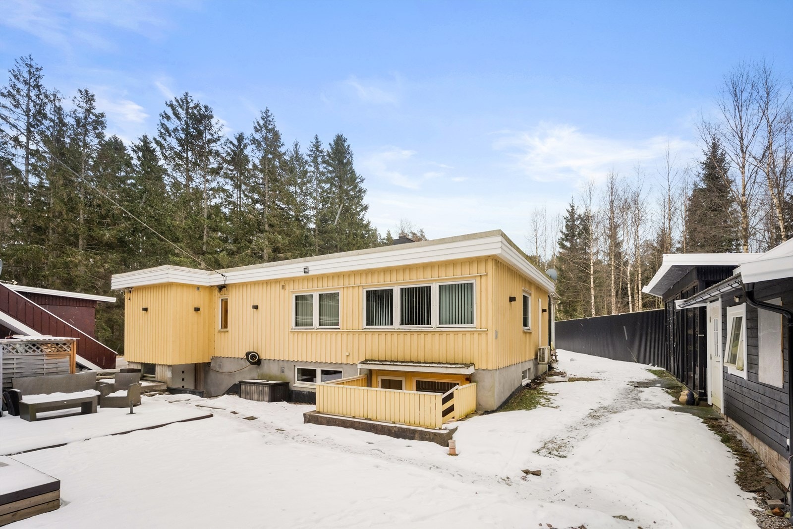 Nærmeste bussholdeplass, Solgård, ligger kun 4 minutters gange fra boligen. Galleribilde