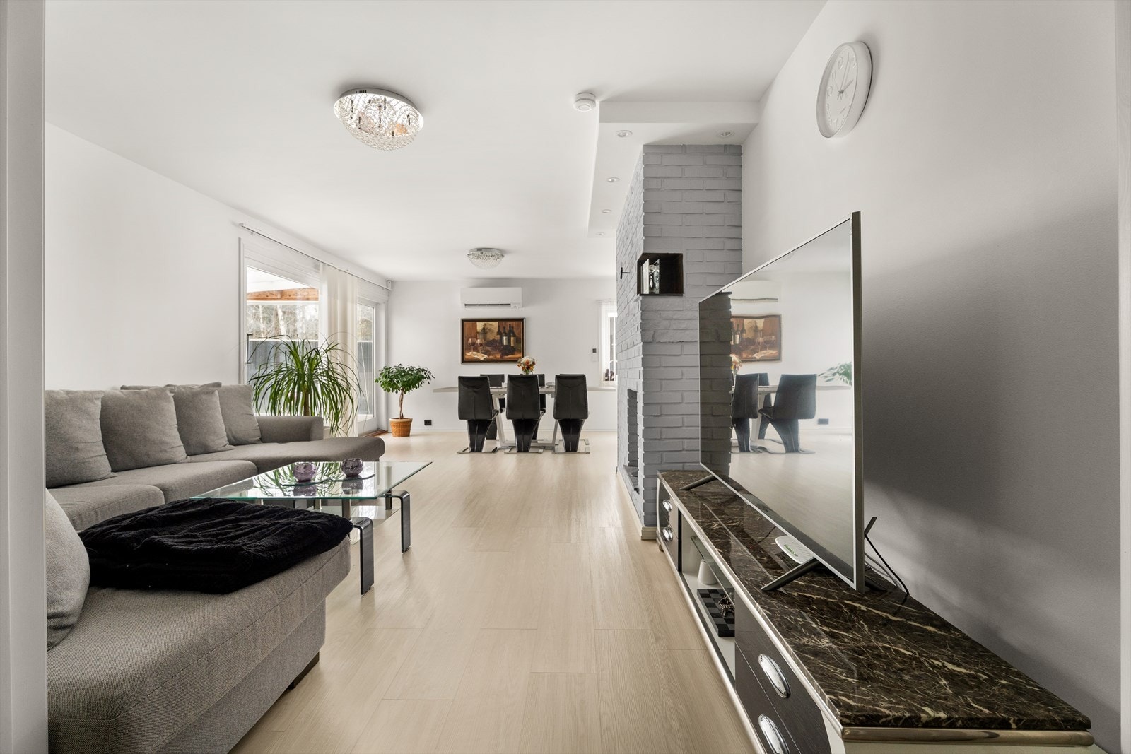 Stuen har en åpen og luftig romfølelse med flere møbleringssoner. Galleribilde