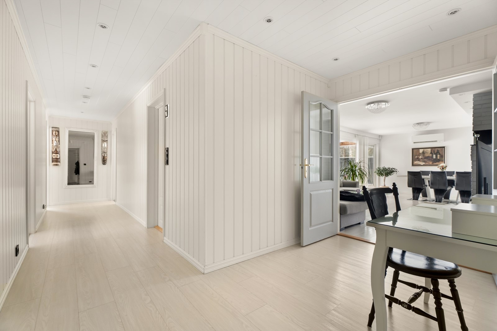 Fra stuen fører en lys gang deg videre til soveromsavdelingen. Galleribilde