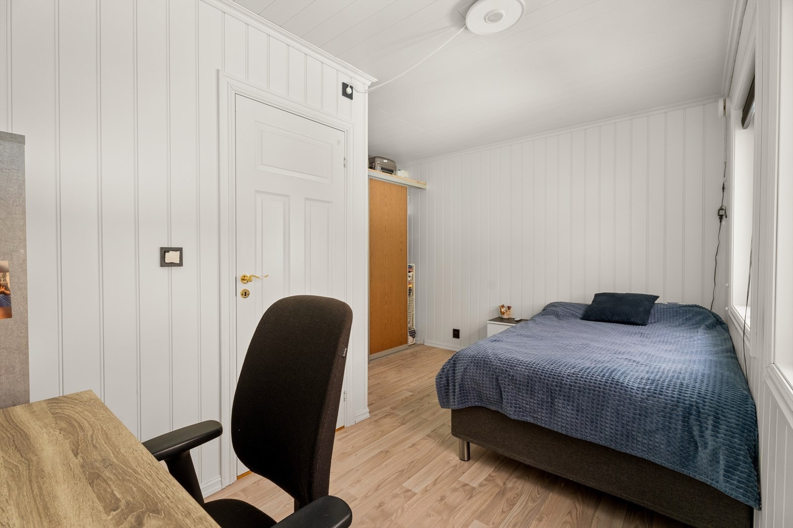 Innvendige dører er malte med 3 og 4 speil, som gir et klassisk preg. Galleribilde