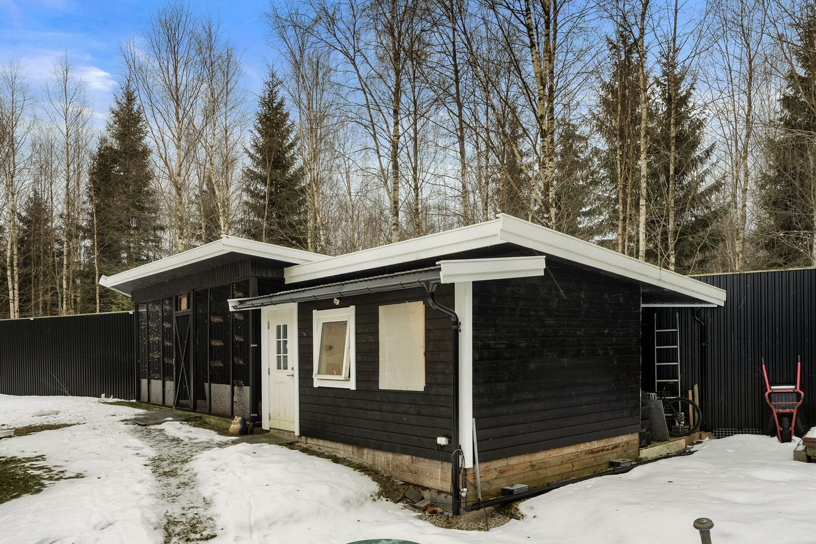 Den frittstående boden på 14 m² gir rikelig med lagringsplass. Galleribilde
