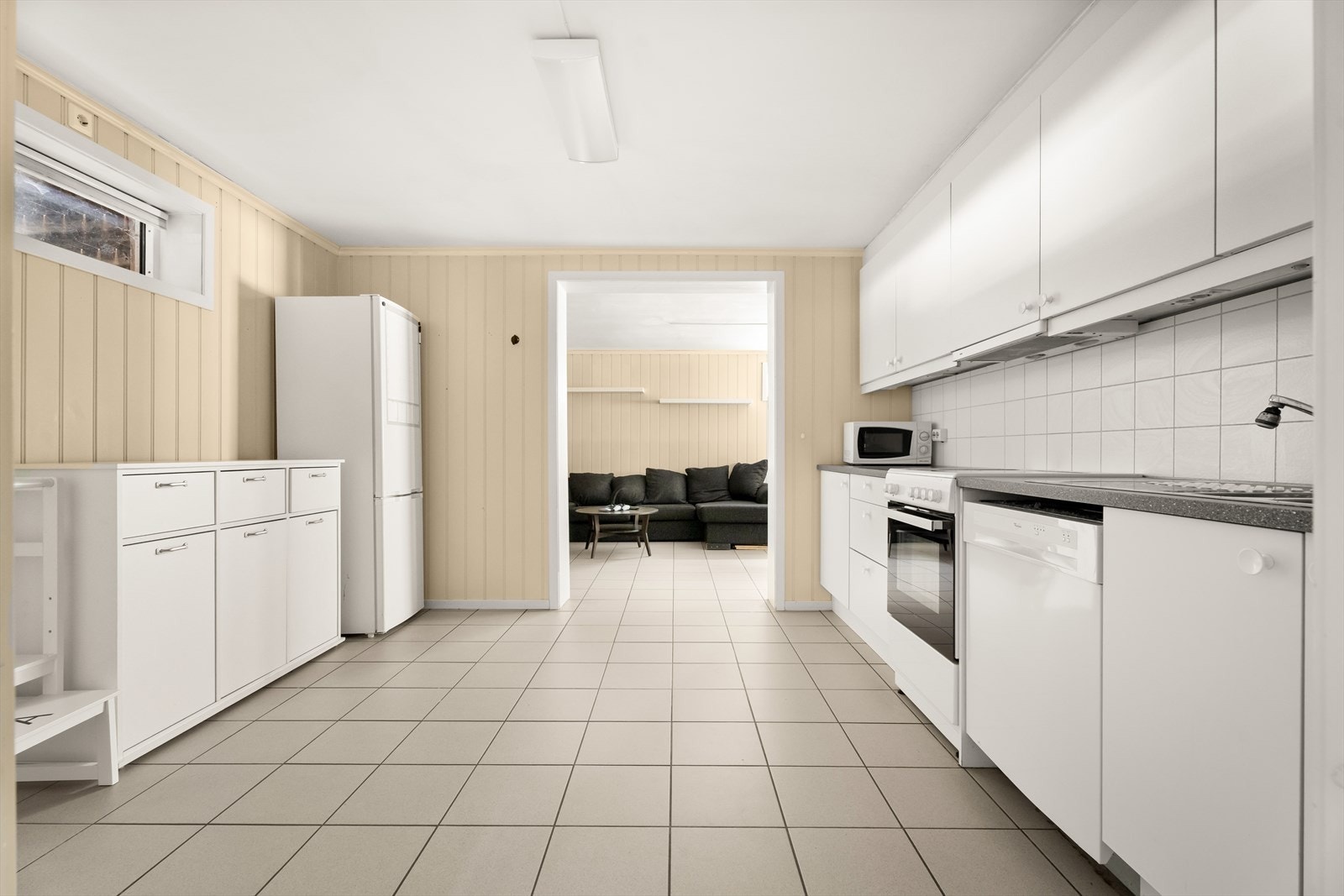 Her er det laminert benkeplate, oppvaskkum og opplegg for hvitevarer. Galleribilde