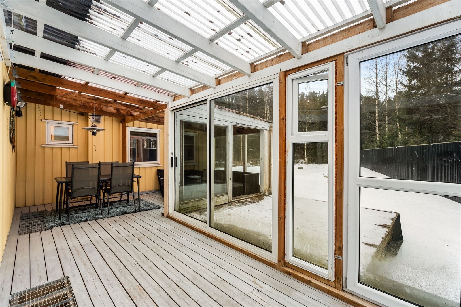 Her er det god plass til både spisebord og en sofagruppe. Galleribilde