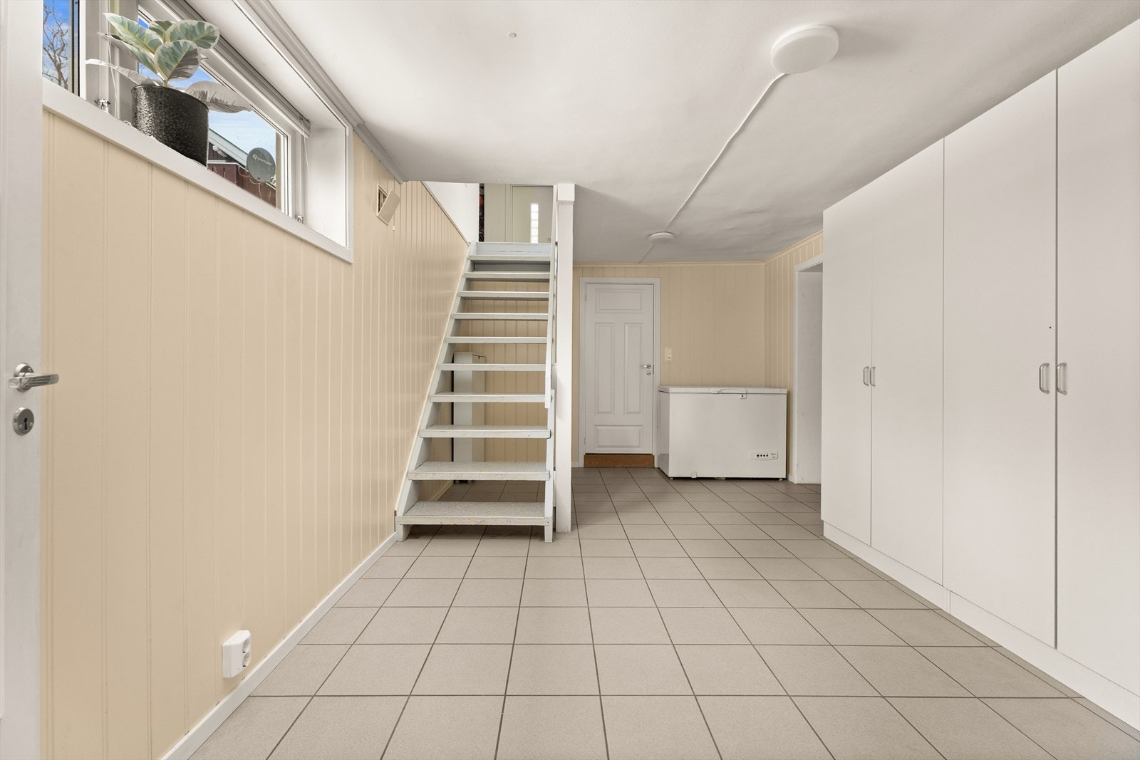 En innvendig trapp kobler også kjelleren til hovedetasjen. Galleribilde