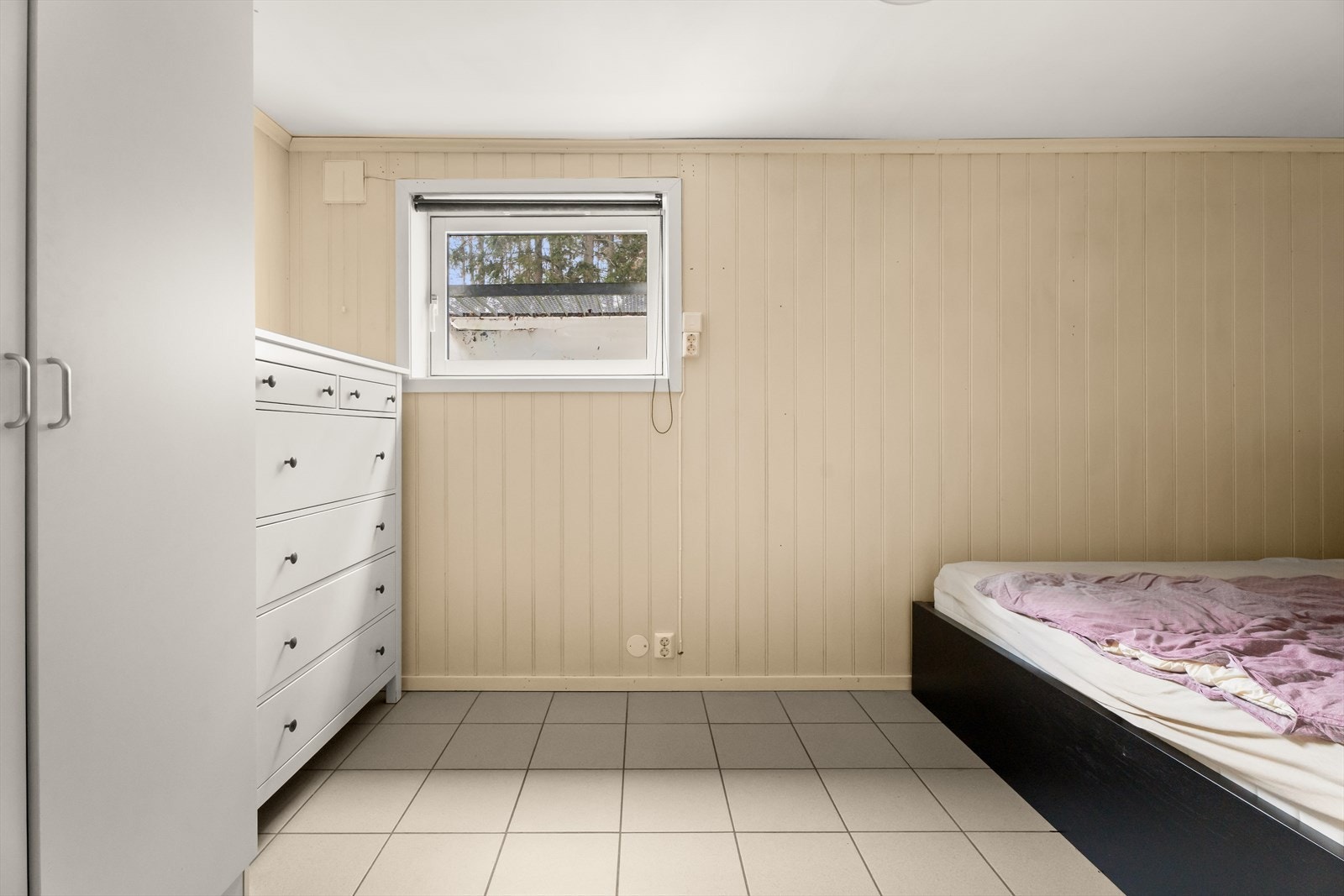 Vegger med panelplater gir en lun atmosfære på rommene. Galleribilde