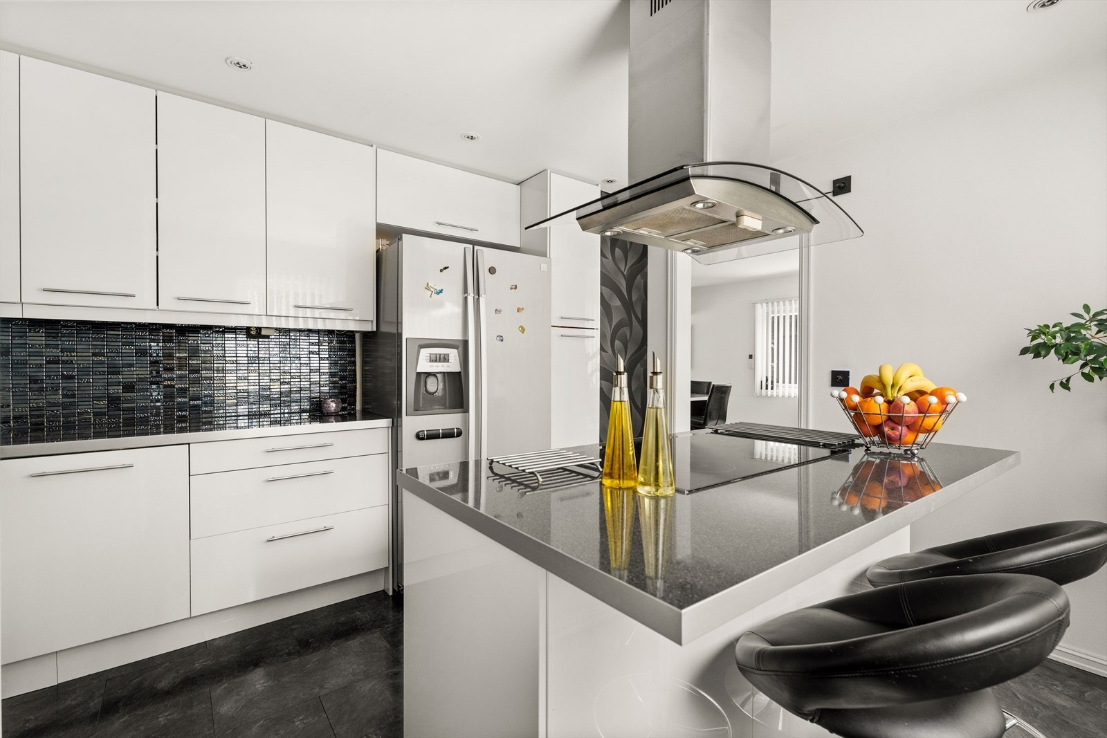 Kjøkkenet er utstyrt med integrert komfyr, oppvaskmaskin og kjøl/fryseskap. Galleribilde