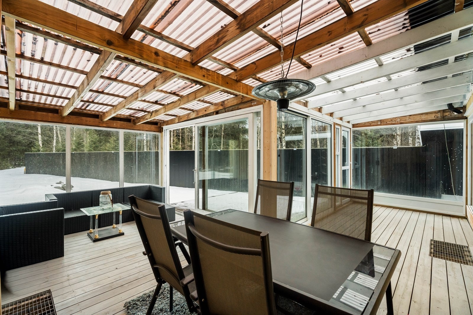 Den innglassede terrassen på 25 m² forlenger utesesongen betraktelig. Galleribilde