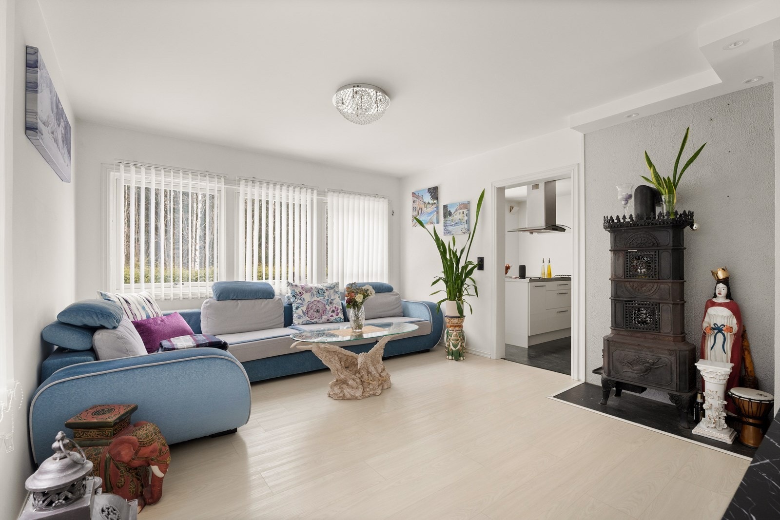 En luft-til-luft varmepumpe fra 2014 sørger for effektiv oppvarming av stuen. Galleribilde